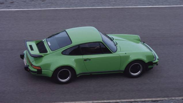 911 Turbo 3.0 1975 (Modelo G) - Com ele começou a febre do turbo, equipamento adotado por vários fabricantes | <a href="%20https://quatrorodas.abril.com.br/reportagens/classicos/porsche-911-50-anos-748361.shtml" rel="migration">Leia mais</a>