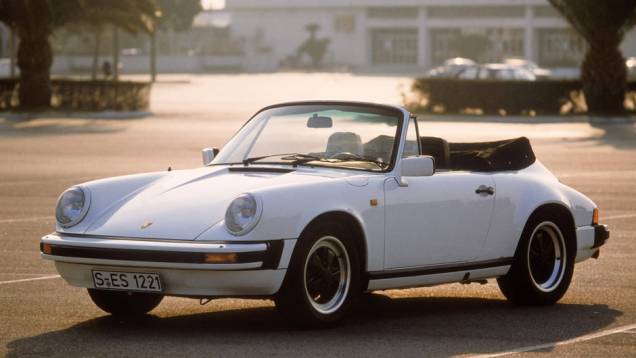 911 Carrera S Cabriolet 1983 (Modelo G) - O 911 esperou bem mais que o 356 para ter uma versão conversível, mas, desde então, ela nunca faltou | <a href="%20https://quatrorodas.abril.com.br/reportagens/classicos/porsche-911-50-anos-748361.shtml" rel="migration">Leia mais</a>