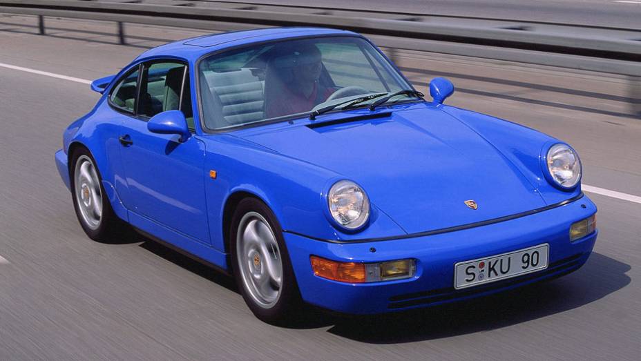 911 Carrera 2.4 3.6 1988 (964) - Ao reconhecer apenas os novos para-choques envolventes, é difícil prever que 85% das peças eram novas também na nova geração | <a href="%20https://quatrorodas.abril.com.br/reportagens/classicos/porsche-911-50-anos-748361.shtm" rel="migration"></a>