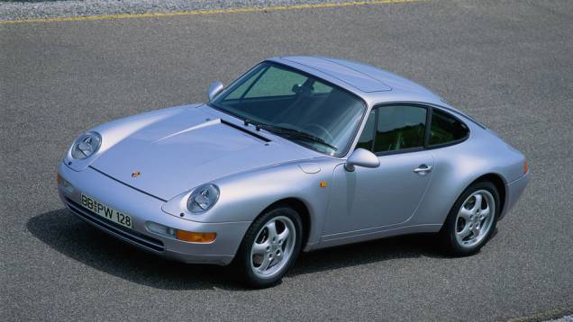 911 Carrera 1994 (993) - O último 911 a ar era identificável pelos faróis inclinados | <a href="%20https://quatrorodas.abril.com.br/reportagens/classicos/porsche-911-50-anos-748361.shtml" rel="migration">Leia mais</a>