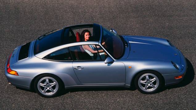 911 Targa 1996 (993) - Com um vidro elétrico deslizante, a versão Targa era reinventada | <a href="%20https://quatrorodas.abril.com.br/reportagens/classicos/porsche-911-50-anos-748361.shtml" rel="migration">Leia mais</a>
