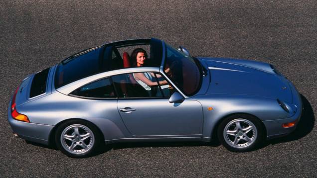 911 Targa 1996 (993) - Com um vidro elétrico deslizante, a versão Targa era reinventada | <a href="%20https://quatrorodas.abril.com.br/reportagens/classicos/porsche-911-50-anos-748361.shtml" rel="migration">Leia mais</a> 911 Targa 1996 (993) - Com um vidro elétrico deslizante, a versão Targa era reinventada | <a href="%20https://quatrorodas.abril.com.br/reportagens/classicos/porsche-911-50-anos-748361.shtml" rel="migration">Leia mais</a>