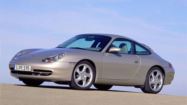 911 Carrera 2001 (996) - O primeiro 911 arrefecido a água era identificável pelos faróis com piscas embutidos num único elemento | <a href="%20https://quatrorodas.abril.com.br/reportagens/classicos/porsche-911-50-anos-748361.shtml" rel="migration">Leia mais</a> 911 Carrera 2001 (996) - O primeiro 911 arrefecido a água era identificável pelos faróis com piscas embutidos num único elemento | <a href="%20https://quatrorodas.abril.com.br/reportagens/classicos/porsche-911-50-anos-748361.shtml" rel="migration">Leia mais</a>