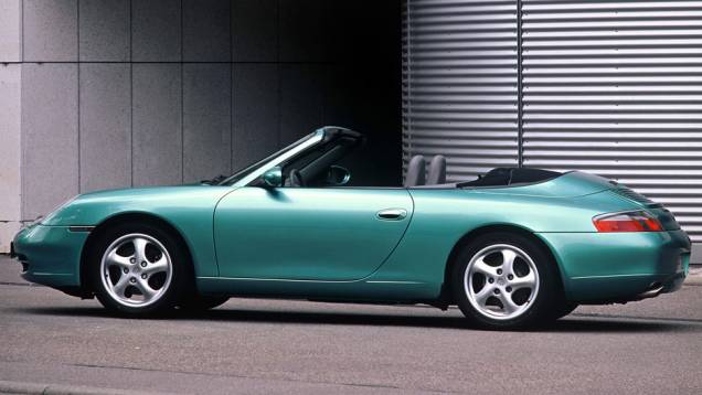 911 Carrera Cabriolet 1999 (996) - Nos novos motores, menor consumo, menos emissões e ruídos; as lanternas voltavam a ser dois elementos independentes | <a href="%20https://quatrorodas.abril.com.br/reportagens/classicos/porsche-911-50-anos-748361.shtml" rel="migration">Leia</a>