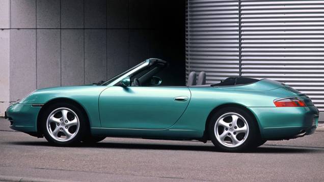 911 Carrera Cabriolet 1999 (996) - Nos novos motores, menor consumo, menos emissões e ruídos; as lanternas voltavam a ser dois elementos independentes | <a href="%20https://quatrorodas.abril.com.br/reportagens/classicos/porsche-911-50-anos-748361.shtml" rel="migration">Leia</a> 911 Carrera Cabriolet 1999 (996) - Nos novos motores, menor consumo, menos emissões e ruídos; as lanternas voltavam a ser dois elementos independentes | <a href="%20https://quatrorodas.abril.com.br/reportagens/classicos/porsche-911-50-anos-748361.shtml" rel="migration">Leia</a>