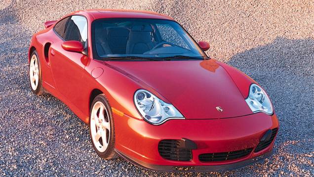 911 Turbo 2001 (996) - Leve remodelação dos faróis indicava o que viria a seguir | <a href="%20https://quatrorodas.abril.com.br/reportagens/classicos/porsche-911-50-anos-748361.shtml" rel="migration">Leia mais</a>