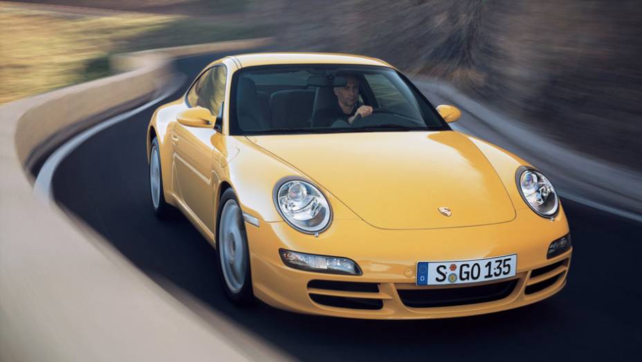 911 Carrera 2005 (997) - Faróis novamente circulares no esportivo que, básico, produzia 325 cv | <a href="%20https://quatrorodas.abril.com.br/reportagens/classicos/porsche-911-50-anos-748361.shtml" rel="migration">Leia mais</a>