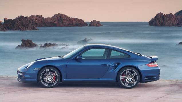 911 Turbo 2006 (997) - O perfil clássico do 911 se mantinha praticamente intacto | <a href="https://quatrorodas.abril.com.br/reportagens/classicos/porsche-911-50-anos-748361.shtml" rel="migration">Leia mais</a> 911 Turbo 2006 (997) - O perfil clássico do 911 se mantinha praticamente intacto | <a href="https://quatrorodas.abril.com.br/reportagens/classicos/porsche-911-50-anos-748361.shtml" rel="migration">Leia mais</a>