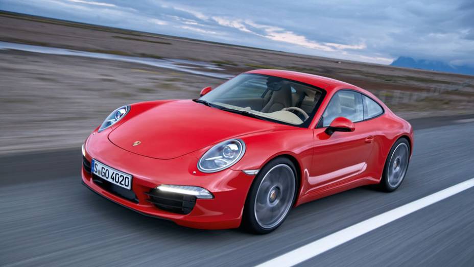 911 Carrera 2012 (991) - Maior, mais confortável, o novo 911 conseguia ser mais eficiente e econômico | <a href="%20https://quatrorodas.abril.com.br/reportagens/classicos/porsche-911-50-anos-748361.shtml" rel="migration">Leia mais</a>