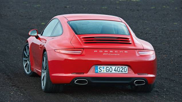 911 Carrera 2012 (991) - As lanternas bem mais finas sao uma clara distinção em relação à geração anterior | <a href="%20https://quatrorodas.abril.com.br/reportagens/classicos/porsche-911-50-anos-748361.shtml" rel="migration">Leia mais</a>