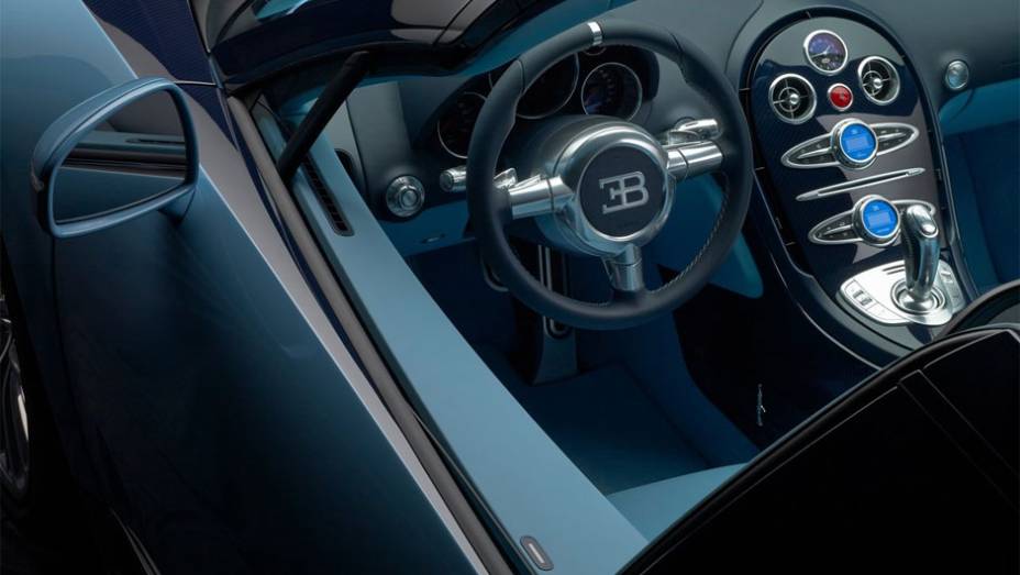 O interior de dois tons de azul conta os bancos e estofados de couro nas cores Bleu Wimille e Lake Blue | <a href="https://quatrorodas.abril.com.br/noticias/fabricantes/bugatti-revela-edicao-especial-veyron-grand-sport-vitesse-pebble-beach-750324.shtml" rel="migration">Le</a>