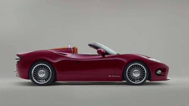 Modelo, equipado com um motor V6 de 380 cavalos, deve entrar em produção no final do próximo ano | <a href="https://quatrorodas.abril.com.br/noticias/fabricantes/conceito-spyker-b6-venator-spyder-mostrado-pebble-beach-750325.shtml" rel="migration">Leia mais!</a>