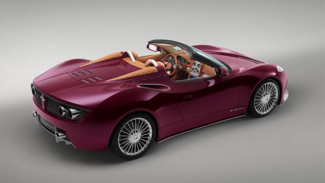 O elegante roadster também conta com faróis de LED, parte da carenagem revestida com couro, inscrições "Nulla tenaci invia est via" ("Para o tenaz nenhuma estrada é intransponível") | <a href="https://quatrorodas.abril.com.br/noticias/fabricantes/conceito-" rel="migration"></a> O elegante roadster também conta com faróis de LED, parte da carenagem revestida com couro, inscrições "Nulla tenaci invia est via" ("Para o tenaz nenhuma estrada é intransponível") | <a href="https://quatrorodas.abril.com.br/noticias/fabricantes/conceito-" rel="migration"></a>