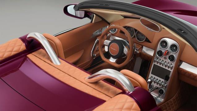 A cabine remete ao conceito anterior e vem muito bem equipada com estofamento em couro premium e painel com alumínio | <a href="https://quatrorodas.abril.com.br/noticias/fabricantes/conceito-spyker-b6-venator-spyder-mostrado-pebble-beach-750325.shtml" rel="migration">Leia</a> A cabine remete ao conceito anterior e vem muito bem equipada com estofamento em couro premium e painel com alumínio | <a href="https://quatrorodas.abril.com.br/noticias/fabricantes/conceito-spyker-b6-venator-spyder-mostrado-pebble-beach-750325.shtml" rel="migration">Leia</a>