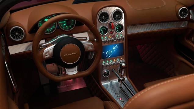 Visual do painel é inspirado em aeronaves | <a href="https://quatrorodas.abril.com.br/noticias/fabricantes/conceito-spyker-b6-venator-spyder-mostrado-pebble-beach-750325.shtml" rel="migration">Leia mais!</a> Visual do painel é inspirado em aeronaves | <a href="https://quatrorodas.abril.com.br/noticias/fabricantes/conceito-spyker-b6-venator-spyder-mostrado-pebble-beach-750325.shtml" rel="migration">Leia mais!</a>