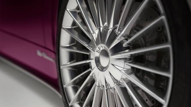 Detalhe da roda de liga leve de 19 polegadas | <a href="https://quatrorodas.abril.com.br/noticias/fabricantes/conceito-spyker-b6-venator-spyder-mostrado-pebble-beach-750325.shtml" rel="migration">Leia mais!</a> Detalhe da roda de liga leve de 19 polegadas | <a href="https://quatrorodas.abril.com.br/noticias/fabricantes/conceito-spyker-b6-venator-spyder-mostrado-pebble-beach-750325.shtml" rel="migration">Leia mais!</a>