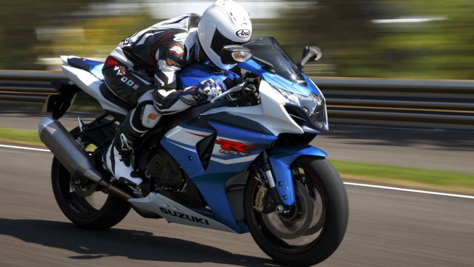 Nova superesportiva será apresentada no Salão Duas Rodas | <a href="https://quatrorodas.abril.com.br/moto/noticias/suzuki-lanca-gsx-r1000-2014-752224.shtml" rel="migration">Leia mais</a>