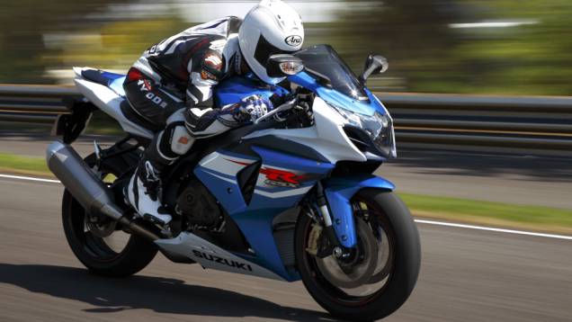 Nova superesportiva será apresentada no Salão Duas Rodas | <a href="https://quatrorodas.abril.com.br/moto/noticias/suzuki-lanca-gsx-r1000-2014-752224.shtml" rel="migration">Leia mais</a>