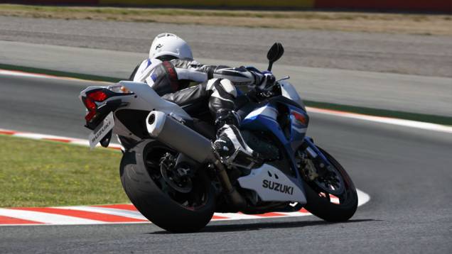 A GSX-R1000 conta com o conhecido motor SRAD quatro tempos de 1000 cm³, quatro cilindros em linha e 16 válvulas | <a href="https://quatrorodas.abril.com.br/moto/noticias/suzuki-lanca-gsx-r1000-2014-752224.shtml" rel="migration">Leia mais</a>