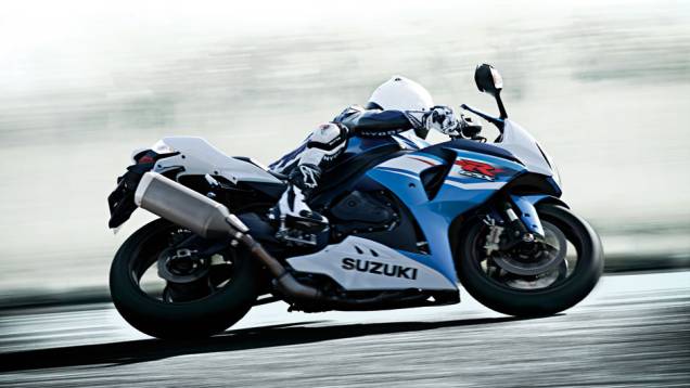 Com válvulas de titânio, o motor da Suzuki GSX-R1000 2014 desenvolve 185 cavalos de potência e 11,9 mkgf de torque | <a href="https://quatrorodas.abril.com.br/moto/noticias/suzuki-lanca-gsx-r1000-2014-752224.shtml" rel="migration">Leia mais</a>