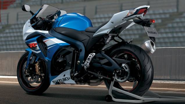 O sistema de exaustão da GSX-R1000 possui a tecnologia SAES (Suzuki Advanced Exhaust System - Sistema de exaustão avançado Suzuki) | <a href="https://quatrorodas.abril.com.br/moto/noticias/suzuki-lanca-gsx-r1000-2014-752224.shtml" rel="migration">Leia mais</a>