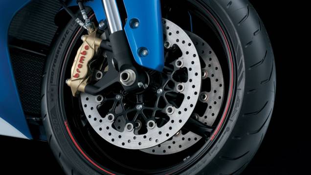 Suzuki disponibiliza freios a disco com pinças da marca Brembo, sendo disco duplo na roda dianteira e simples na traseira, ainda sem ABS | <a href="https://quatrorodas.abril.com.br/moto/noticias/suzuki-lanca-gsx-r1000-2014-752224.shtml" rel="migration">Leia mais</a>