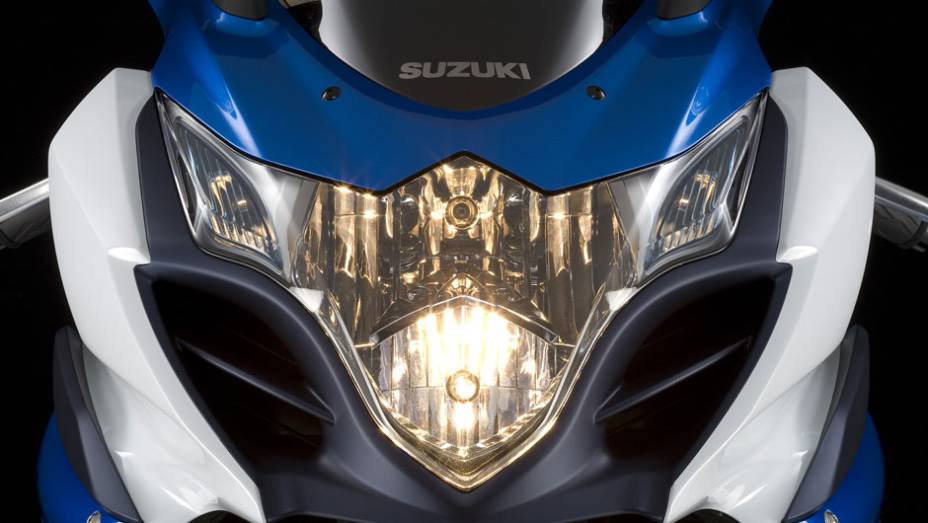 Detalhe do farol | <a href="https://quatrorodas.abril.com.br/moto/noticias/suzuki-lanca-gsx-r1000-2014-752224.shtml" rel="migration">Leia mais</a>