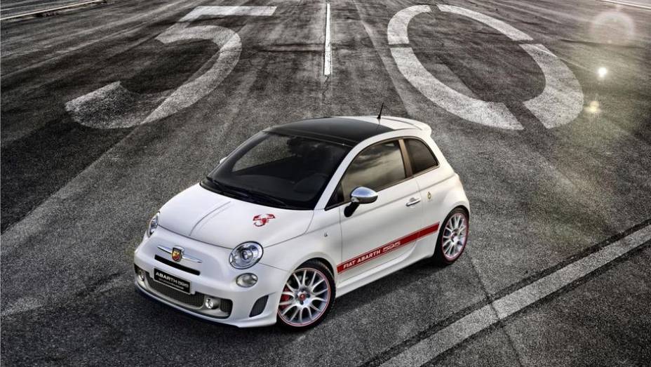 A Abarth revelou sua novidade para o Salão de Frankfurt de 2013: o 595 50th Anniversary Edition | <a href="https://quatrorodas.abril.com.br/saloes/frankfurt/2013/abarth-595-50th-anniversary-edition-752139.shtml" rel="migration">Leia mais</a>