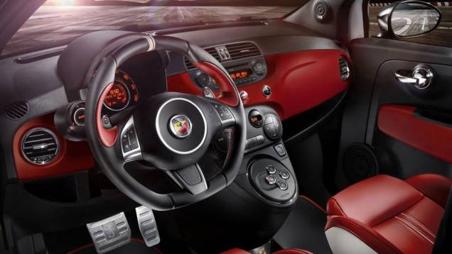 Os pedais são de alumínio, enquanto o volante tem base achatada, com detalhes metálicos e costura vermelha | <a href="https://quatrorodas.abril.com.br/saloes/frankfurt/2013/abarth-595-50th-anniversary-edition-752139.shtml" rel="migration">Leia mais</a>