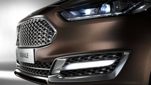 O Mondeo Vignale traz uma nova grade frontal cromada, novo para-choque com LEDs nos faróis de neblina, rodas de liga leve aro 20 com desenho exclusivo, entre outros itens | <a href="https://quatrorodas.abril.com.br/saloes/frankfurt/2013/ford-mondeo-fusion-" rel="migration"></a>