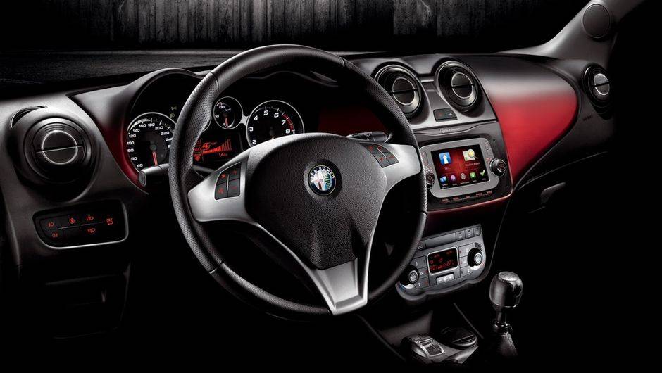 Outra novidade do Alfa Romeo MiTo &eacute; um sistema multim&iacute;dia baseado no Uconnect, com tela sens&iacute;vel ao toque de cinco polegadas e navegador TomTom integrado | <a href="https://quatrorodas.abril.com.br/saloes/frankfurt/2013/alfa-romeo-mito-752249.shtml" rel="migration">Leia m</a>