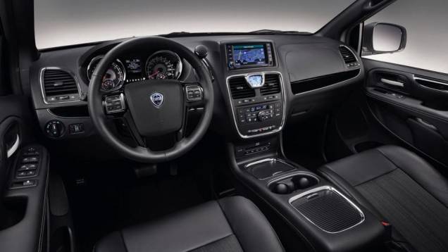 Por dentro, o revestimento é em couro, com acabamento em preto | <a href="https://quatrorodas.abril.com.br/saloes/frankfurt/2013/lancia-voyager-s-752166.shtml" rel="migration">Leia mais</a> Por dentro, o revestimento é em couro, com acabamento em preto | <a href="https://quatrorodas.abril.com.br/saloes/frankfurt/2013/lancia-voyager-s-752166.shtml" rel="migration">Leia mais</a>
