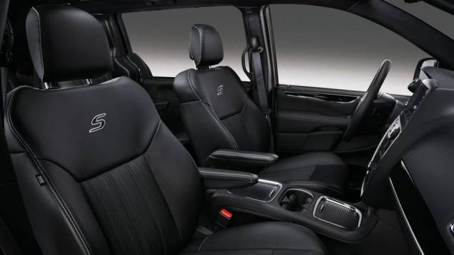 Duas opções de motorização estão disponíveis, as mesmas do modelo da Chrysler: 2.8 de quatro cilindros turbodiesel e 3.6 V6 Pentastar | <a href="https://quatrorodas.abril.com.br/saloes/frankfurt/2013/lancia-voyager-s-752166.shtml" rel="migration">Leia mais</a> Duas opções de motorização estão disponíveis, as mesmas do modelo da Chrysler: 2.8 de quatro cilindros turbodiesel e 3.6 V6 Pentastar | <a href="https://quatrorodas.abril.com.br/saloes/frankfurt/2013/lancia-voyager-s-752166.shtml" rel="migration">Leia mais</a>