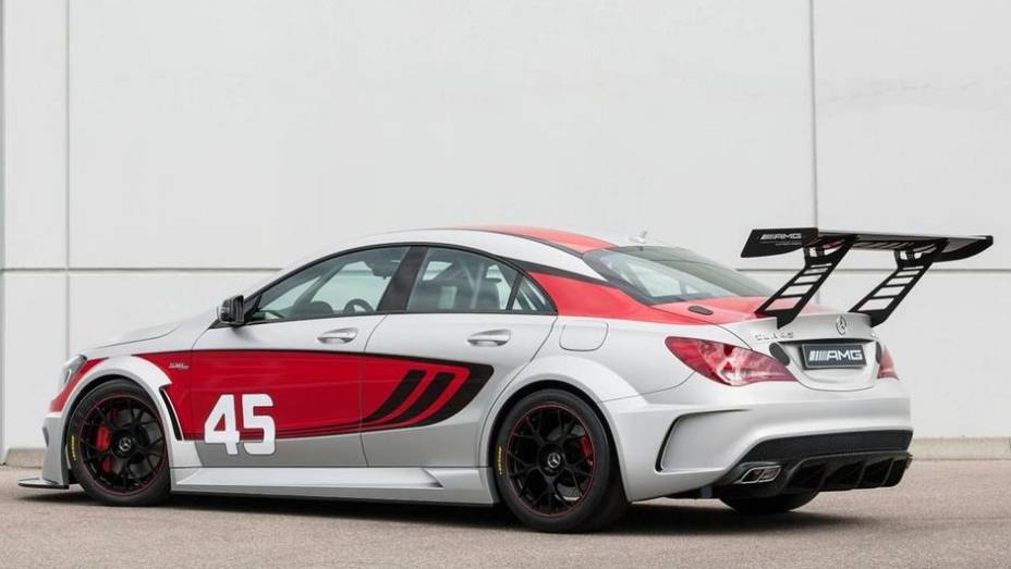 Desse modo, o modelo apresenta kit aerodinâmico diferenciado, com carroceria em fibra de carbono | <a href="https://quatrorodas.abril.com.br/saloes/frankfurt/2013/mercedes-benz-cla45-amg-racing-series-752346.shtml" rel="migration">Leia mais</a>