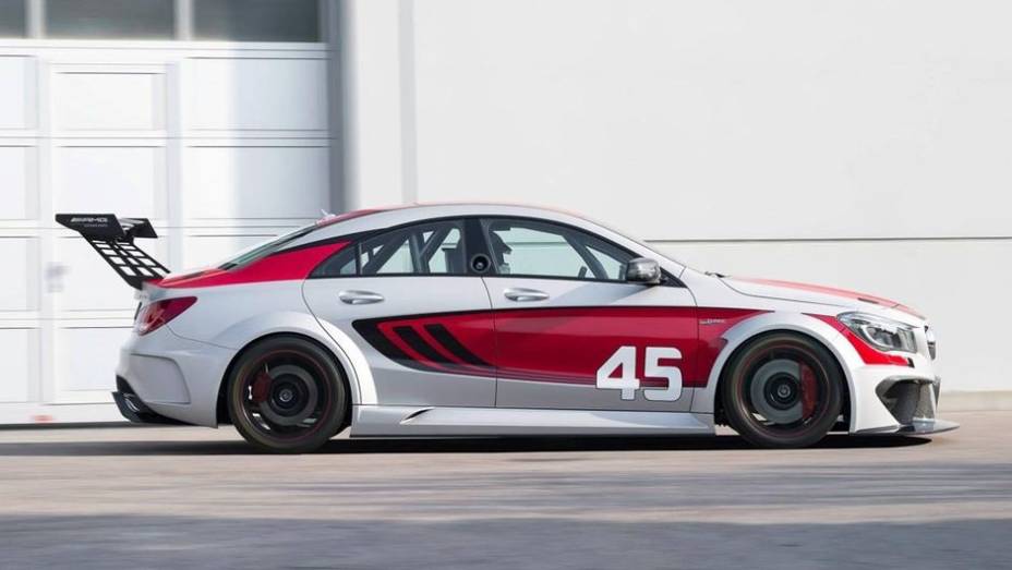 Ainda não foram revelados dados relativos à motorização, mas sabe-se que a Mercedes poderá, até mesmo, criar uma nova categoria de automobilismo, exclusiva para o CLA45 AMG Racing Series | <a href="https://quatrorodas.abril.com.br/saloes/frankfurt/2013/mer" rel="migration"></a>