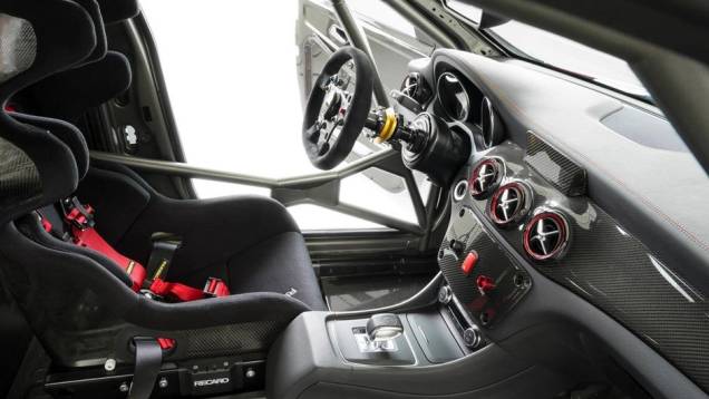 O interior totalmente adaptado para competição... | <a href="https://quatrorodas.abril.com.br/saloes/frankfurt/2013/mercedes-benz-cla45-amg-racing-series-752346.shtml" rel="migration">Leia mais</a>