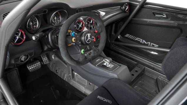 ...com direito a banco Recaro para o piloto, ausência de banco de passageiro e vasta utilização de materiais leves | <a href="https://quatrorodas.abril.com.br/saloes/frankfurt/2013/mercedes-benz-cla45-amg-racing-series-752346.shtml" rel="migration">Leia mais</a> ...com direito a banco Recaro para o piloto, ausência de banco de passageiro e vasta utilização de materiais leves | <a href="https://quatrorodas.abril.com.br/saloes/frankfurt/2013/mercedes-benz-cla45-amg-racing-series-752346.shtml" rel="migration">Leia mais</a>