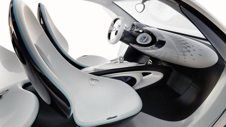 A pedaleira &eacute; de alum&iacute;nio, os detalhes de acabamento s&atilde;o met&aacute;licos e ainda consta um pequeno sistema de navega&ccedil;&atilde;o | <a href="https://quatrorodas.abril.com.br/saloes/frankfurt/2013/smart-forjoy-concept-752336.shtml" rel="migration">Leia mais</a>