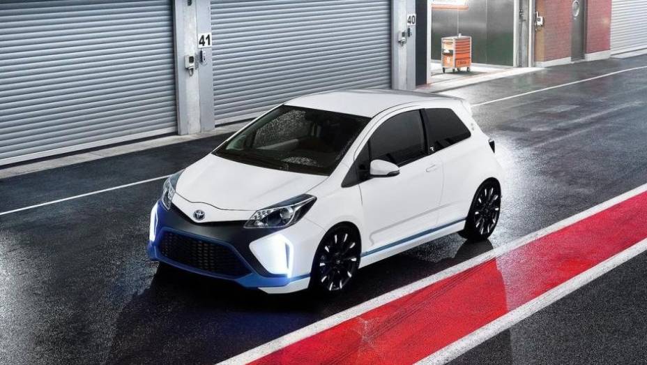 O modelo se destaca pela motorização complexa, com um bloco 1.6 turbo a gasolina, que oferece 300 cavalos de potência, e três motores elétricos, cada um deles com 60 cv | <a href="https://quatrorodas.abril.com.br/saloes/frankfurt/2013/toyota-yaris-hybrid-r" rel="migration"></a>