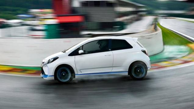 O Yaris Hybrid-R ainda vem equipado com rodas de liga-leve de 18 polegadas, revestidas com pneus Michelin Pilot Sport Cup (225/40 R18) | <a href="https://quatrorodas.abril.com.br/saloes/frankfurt/2013/toyota-yaris-hybrid-r-concept-752327.shtml" rel="migration"></a>