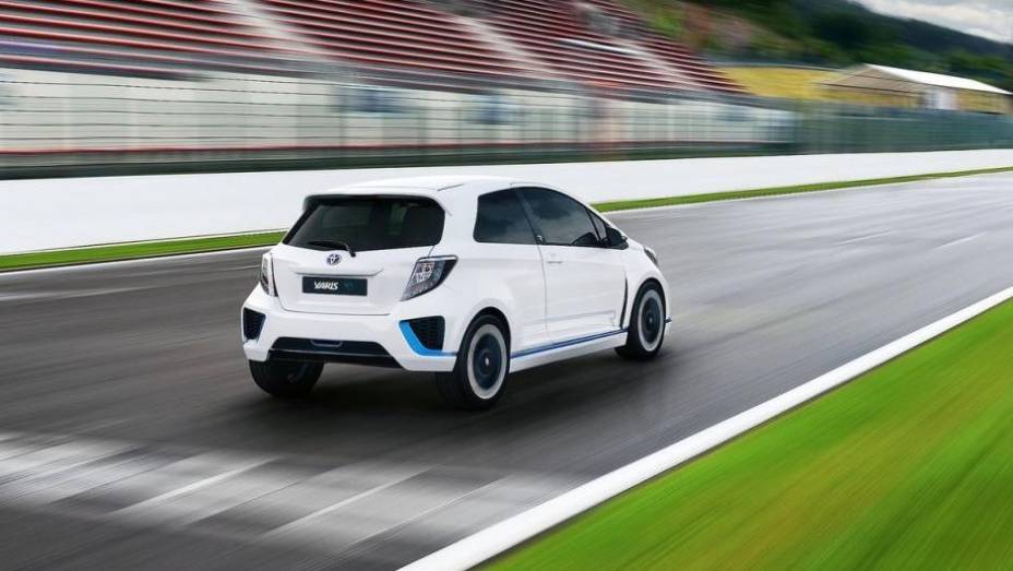 Já no "Road", a potência do motor a gasolina é reduzida, com o objetivo de diminuir o consumo de combustível e os níveis de emissão de CO2 | <a href="https://quatrorodas.abril.com.br/saloes/frankfurt/2013/toyota-yaris-hybrid-r-concept-752327.shtml" rel="migration">Leia ma</a>