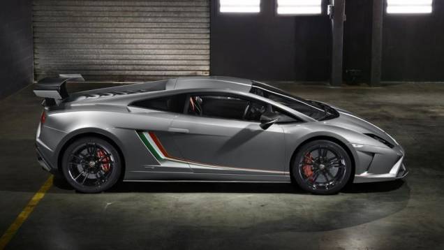Em termos aerodinâmicos, conta com aerofólio traseiro em fibra de carbono, que gera três vezes mais downforce do que na LP 560-4 | <a href="%20https://quatrorodas.abril.com.br/saloes/frankfurt/2013/lamborghini-gallardo-lp-570-4-squadra-corse-752459.shtml" rel="migration">Le</a> Em termos aerodinâmicos, conta com aerofólio traseiro em fibra de carbono, que gera três vezes mais downforce do que na LP 560-4 | <a href="%20https://quatrorodas.abril.com.br/saloes/frankfurt/2013/lamborghini-gallardo-lp-570-4-squadra-corse-752459.shtml" rel="migration">Le</a>