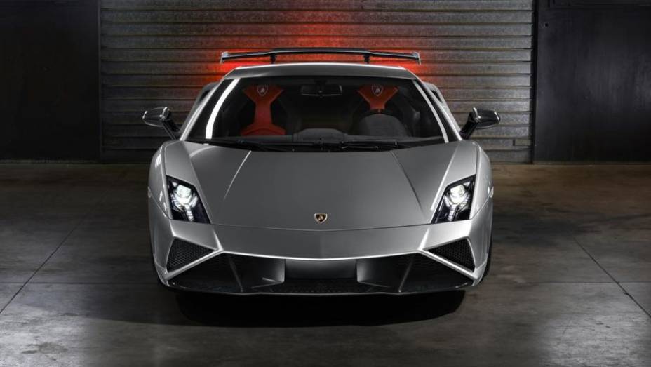 O capô também é em fibra de carbono | <a href="https://quatrorodas.abril.com.br/saloes/frankfurt/2013/lamborghini-gallardo-lp-570-4-squadra-corse-752459.shtml" rel="migration">Leia mais</a>