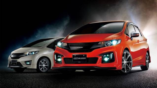 Outros destaques do pacote de customização da Mugen são as luzes de LED | <a href="https://quatrorodas.abril.com.br/noticias/fabricantes/mugen-oficializa-pacote-customizacao-honda-fit-2014-752853.shtml" rel="migration">Leia mais</a>