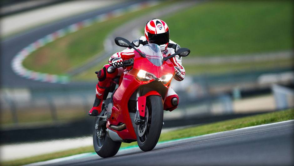 Proposta da motocicleta &eacute; ser uma superbike mais acess&iacute;vel | <a href="https://quatrorodas.abril.com.br/moto/noticias/ducati-apresenta-899-panigale-frankfurt-753568.shtml" rel="migration">Leia mais</a>
