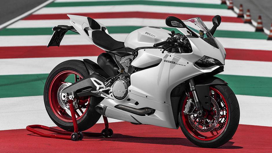 A diferen&ccedil;a mais not&aacute;vel para a 1199 &eacute; o motor de dois cilindros Superquadro amansado, que faz 148 cavalos de pot&ecirc;ncia e 10 mkgf de torque | <a href="https://quatrorodas.abril.com.br/moto/noticias/ducati-apresenta-899-panigale-frankfurt-753568.shtml" rel="migration">Leia</a>