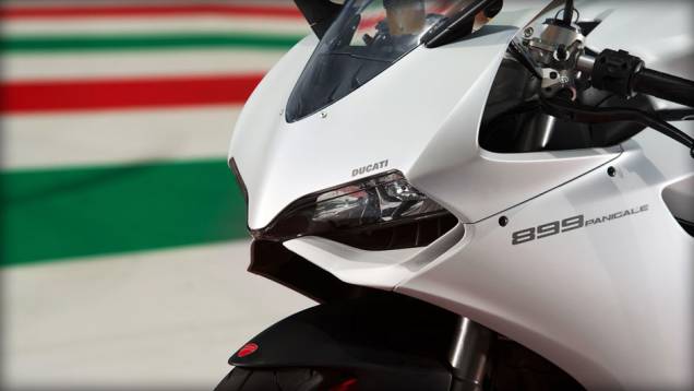 Detalhe da carenagem dianteira | <a href="https://quatrorodas.abril.com.br/moto/noticias/ducati-apresenta-899-panigale-frankfurt-753568.shtml" rel="migration">Leia mais</a>