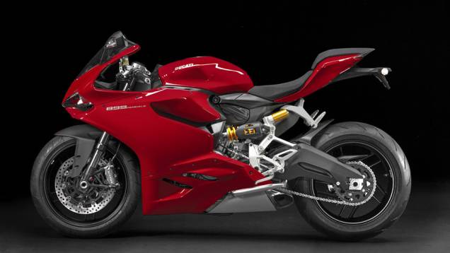 Apesar da diminuição na potência, a Ducati 899 Panigale foi feita para as pistas e também inclui muitos dos equipamentos eletrônicos presentes na 1199 | <a href="https://quatrorodas.abril.com.br/moto/noticias/ducati-apresenta-899-panigale-frankfurt-753568." rel="migration"></a>