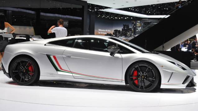 Lamborghini Gallardo LP 570-4 Squadra Corse | <a href="https://quatrorodas.abril.com.br/saloes/frankfurt/2013/lamborghini-gallardo-lp-570-4-squadra-corse-752459.shtml" rel="migration">Leia mais</a> Lamborghini Gallardo LP 570-4 Squadra Corse | <a href="https://quatrorodas.abril.com.br/saloes/frankfurt/2013/lamborghini-gallardo-lp-570-4-squadra-corse-752459.shtml" rel="migration">Leia mais</a>