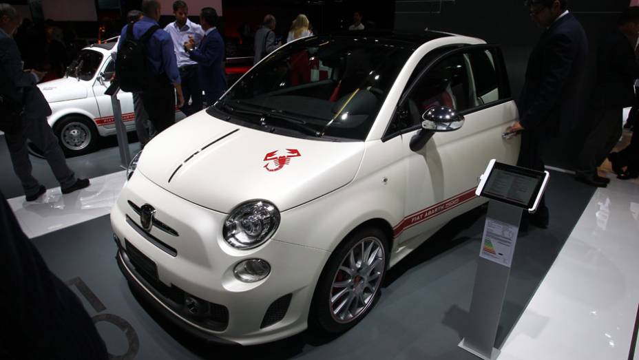 Abarth 595 50th Anniversary Edition | <a href="https://quatrorodas.abril.com.br/saloes/frankfurt/2013/abarth-595-50th-anniversary-edition-752139.shtml" rel="migration">Leia mais</a>